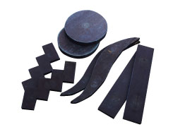 「板じめ」に使う型の数々。好みの形の板で布を挟み、専用金具で固定します。