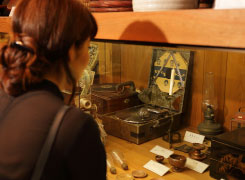 伊能忠敬が使ったと見られる方位盤や蓄音機、映写機など珍しい道具をたくさん展示。
