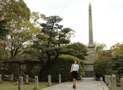 「児島ジーンズストリート」の西端に「野崎の記念碑」がそびえる緑豊かな公園があります。