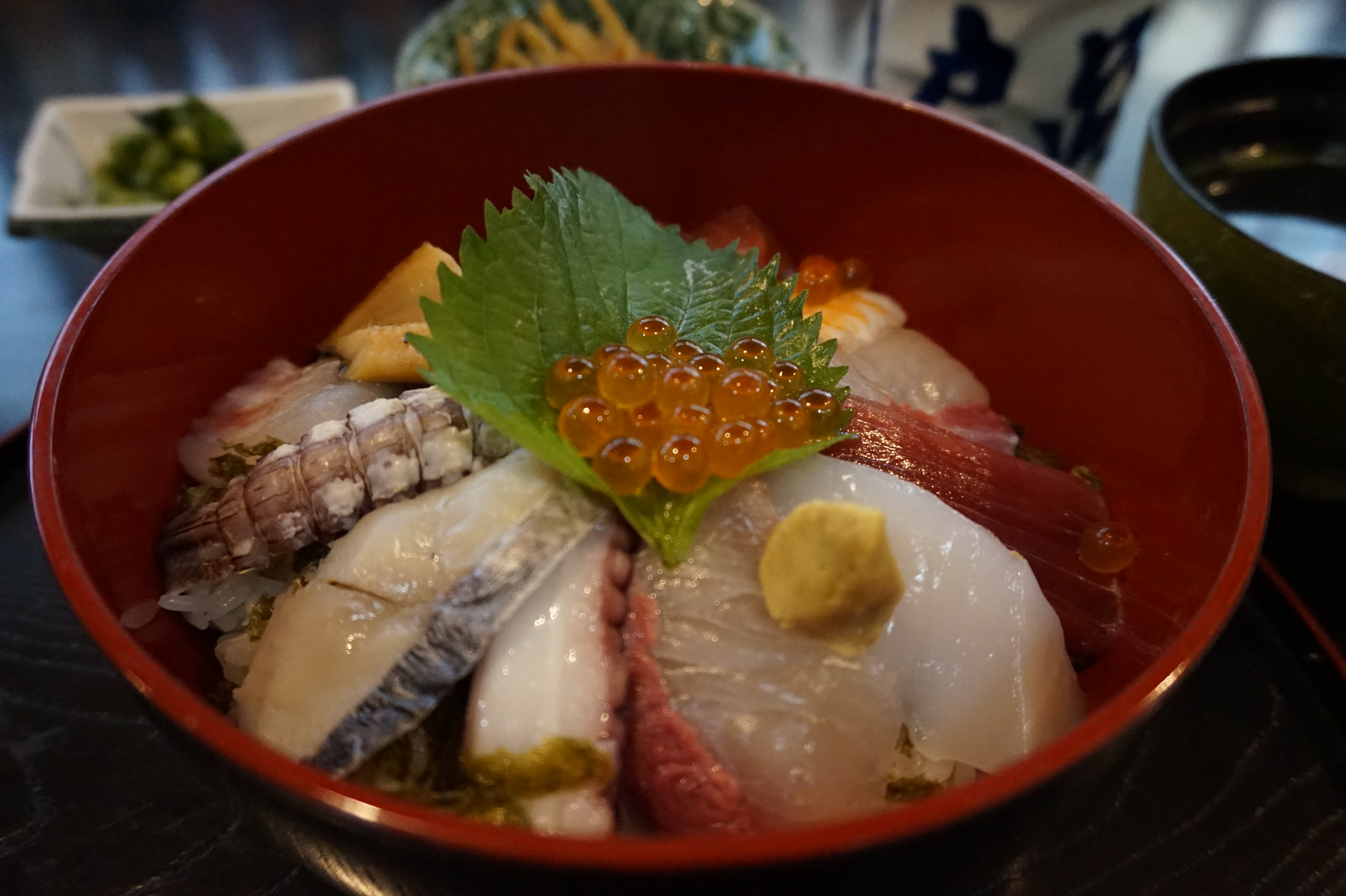 海鮮丼（小鉢、お吸い物、漬物付）　７００円